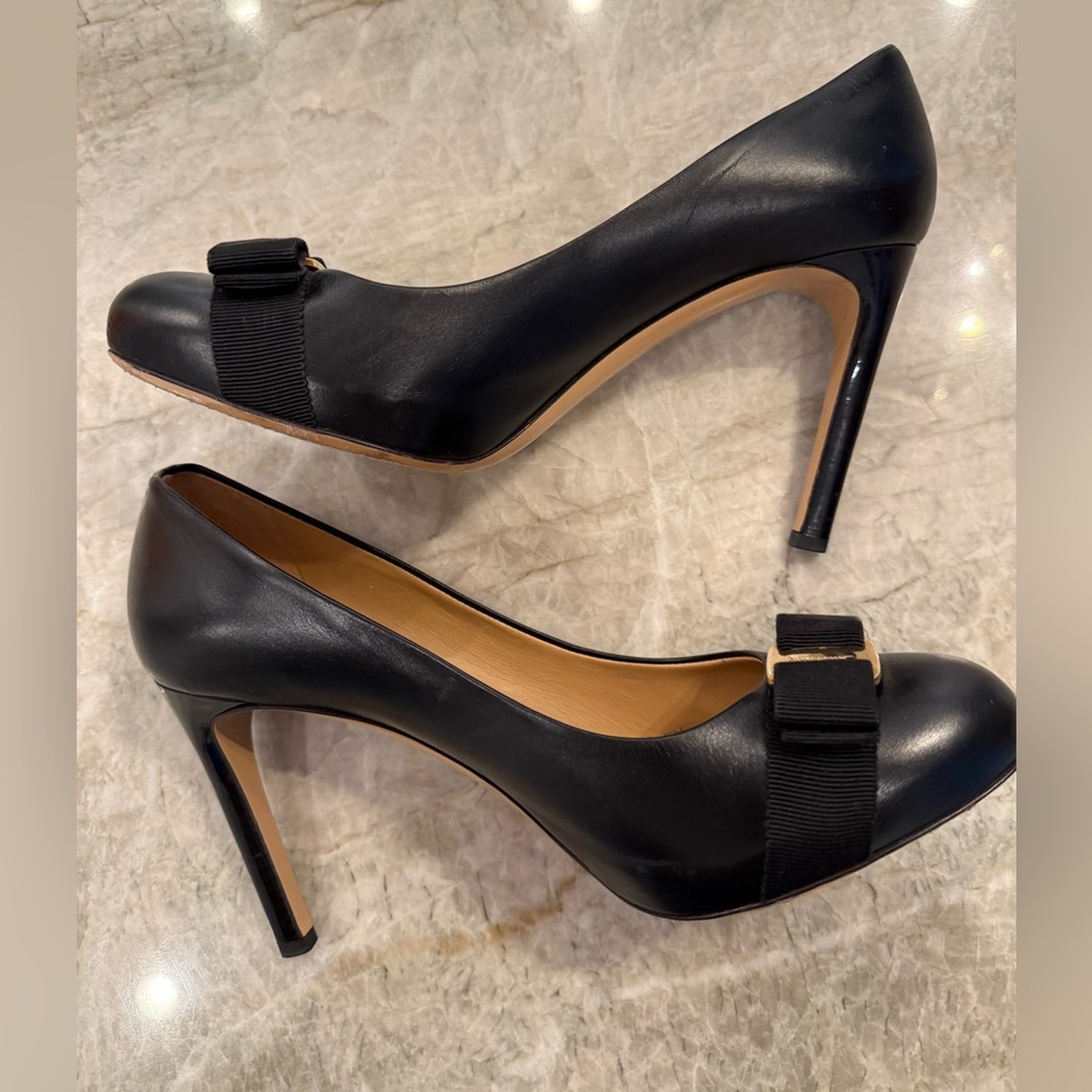 Salvatore Ferragamo Black Leather Bow Accent Pumps - Size 8.5 - Picture 2 of 9